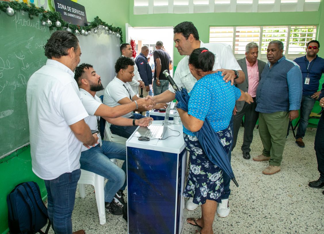 Tony Peña encabeza entrega del bono La Brisita Navideña a más de 800