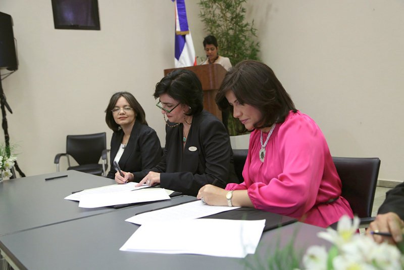 Progresando con Solidaridad y el Centro León firman acuerdo para promover el arte en zonas empobrecidas