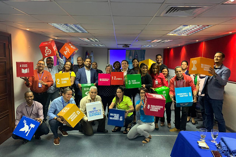 Los panelistas internacionales del Fondo de las Naciones Unidas para la  Infancia (Unicef) y del Programa de las Naciones Unidas para el Desarrollo  (PNUD), Magdalena Martínez y Juan Carlos Orrego, junto a