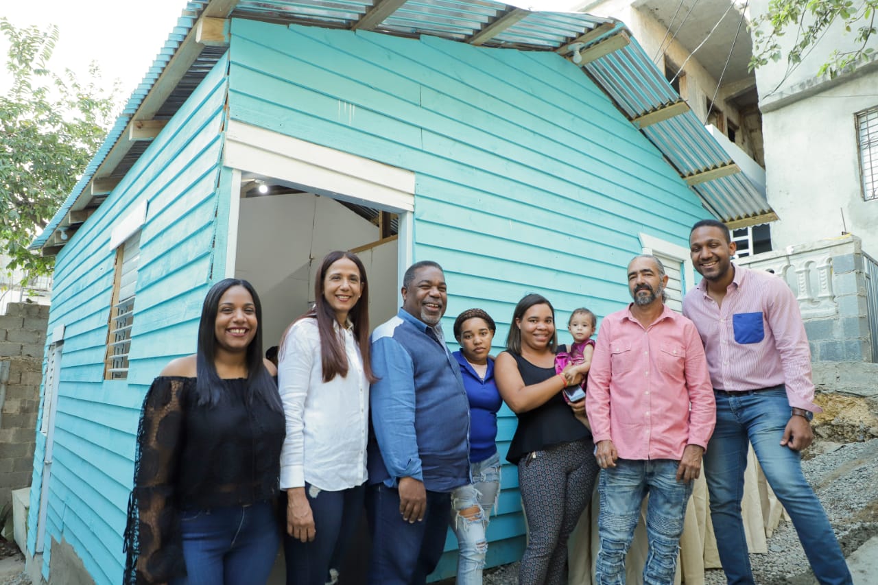 Gabinete de Política Social entrega a familia casa totalmente reconstruida y amueblada en Los Ríos
